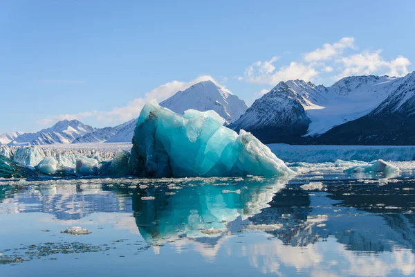 Grande Pedaço Gelo Azul Mar Ártico — Fotografia de Stock