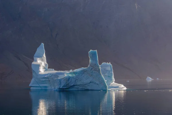 Krajobraz Grenlandii Pięknymi Kolorowymi Skałami Górą Lodową — Zdjęcie stockowe