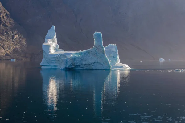 Paisagem Gronelândia Com Belas Rochas Coloridas Iceberg — Fotografia de Stock