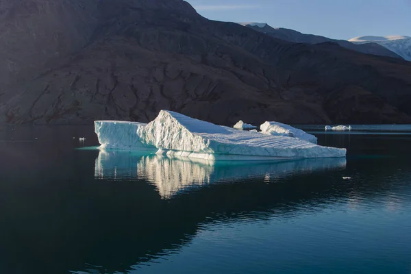 Γροιλανδία Τοπίο Όμορφα Χρωματιστά Βράχια Και Παγόβουνο — Φωτογραφία Αρχείου
