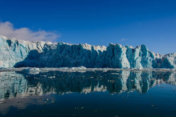 夏天斯瓦尔巴带冰川的风景 晴朗的天气 — 图库照片