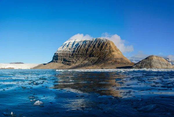 Yaz Mevsiminde Svalbard Buzul Manzarası Güneşli Hava — Stok fotoğraf