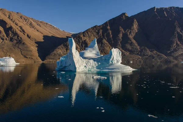 Renkli Kayalar Buzdağlarıyla Grönland Manzarası — Stok fotoğraf