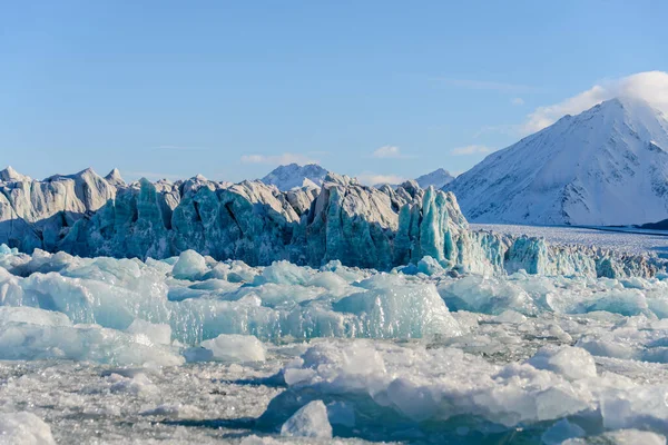 夏時間でスヴァールバルの氷河と風景 — ストック写真