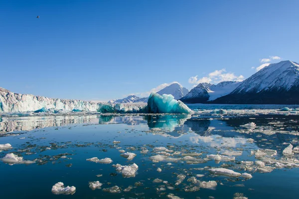 Grand Morceau Glace Bleu Dans Mer Arctique — Photo