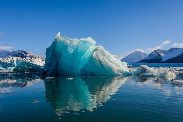 Groot Blauw Stuk Ijs Arctische Zee — Stockfoto