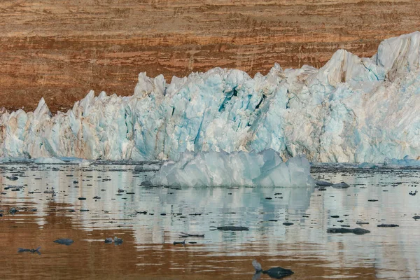 夏天斯瓦尔巴带冰川的风景 晴朗的天气 — 图库照片