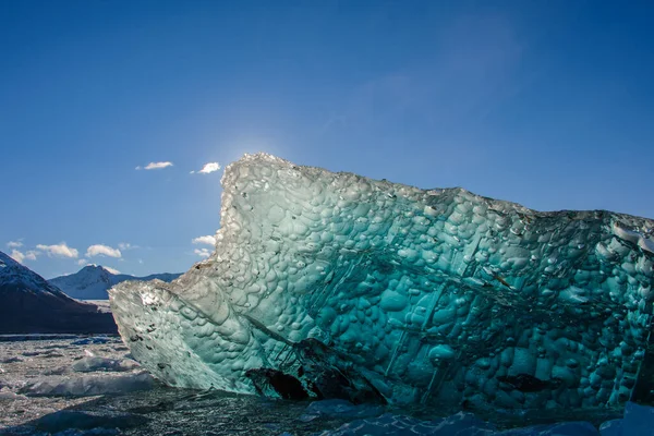 Grande Pezzo Ghiaccio Blu Nel Mare Artico — Foto Stock