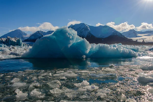 Grande Pezzo Ghiaccio Blu Nel Mare Artico — Foto Stock