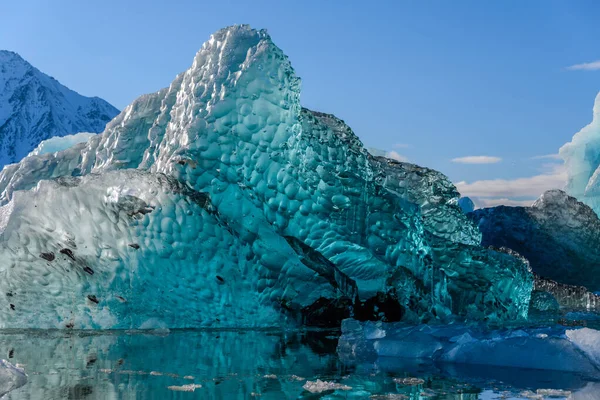 Μεγάλο Μπλε Κομμάτι Πάγου Στην Αρκτική Θάλασσα — Φωτογραφία Αρχείου