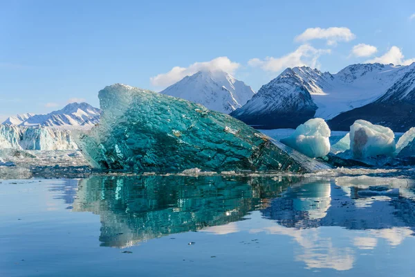 Gran Trozo Hielo Azul Mar Ártico — Foto de Stock