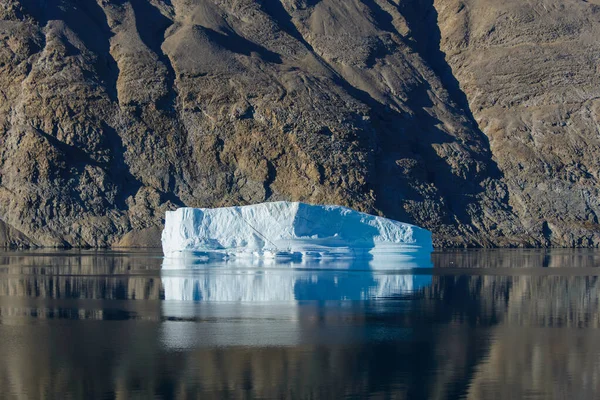 Paisagem Gronelândia Com Belas Rochas Coloridas Iceberg — Fotografia de Stock