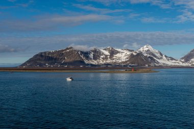 Yaz mevsiminde Svalbard 'da dağ ve buzullarla kutup manzarası