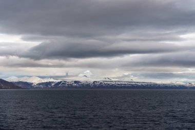 Norveç 'in Svalbard kentindeki dağlarla kutup manzarası