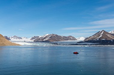 Yaz mevsiminde Svalbard 'da dağ ve buzullarla kutup manzarası
