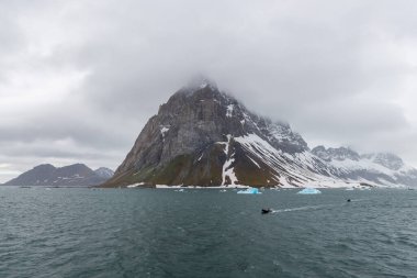 Norveç 'in Svalbard kentindeki dağlarla kutup manzarası