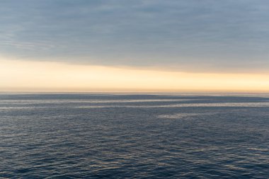 Yaz mevsiminde Svalbard 'da dağ ve buzullarla kutup manzarası