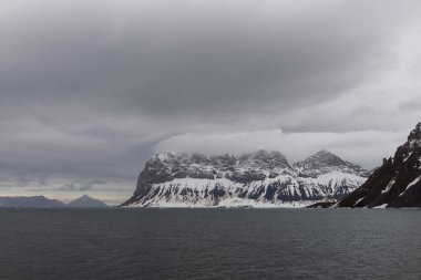 Norveç 'in Svalbard kentindeki dağlarla kutup manzarası