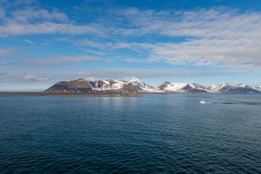 Yaz mevsiminde Svalbard 'da dağ ve buzullarla kutup manzarası