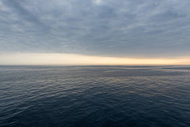 Yaz mevsiminde Svalbard 'da dağ ve buzullarla kutup manzarası