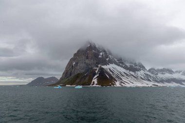 Norveç 'in Svalbard kentindeki dağlarla kutup manzarası