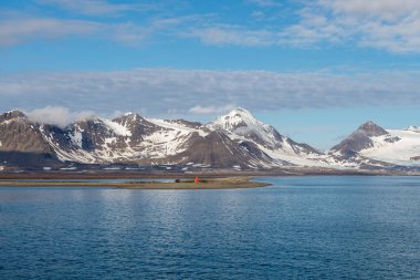 Yaz mevsiminde Svalbard 'da dağ ve buzullarla kutup manzarası