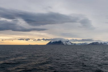 Norveç 'in Svalbard kentindeki dağlarla kutup manzarası