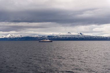 Arktik Denizi 'nde bir keşif gemisi, Svalbard. Yolcu yolcu gemisi. Kuzey Kutbu ve Antarktika gezisi.