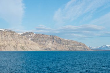 Yaz mevsiminde Svalbard 'da dağ ve buzullarla kutup manzarası