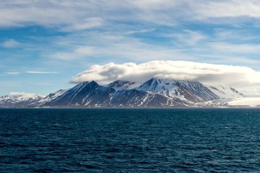 Yaz mevsiminde Svalbard 'da dağ ve buzullarla kutup manzarası