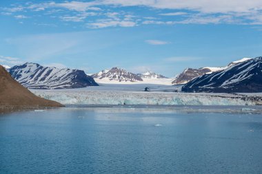 Yaz mevsiminde Svalbard 'da dağ ve buzullarla kutup manzarası