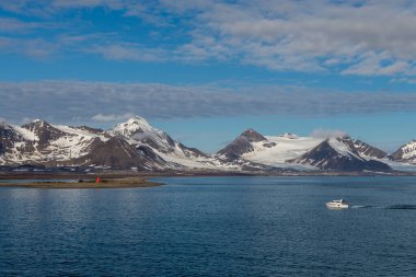 Yaz mevsiminde Svalbard 'da dağ ve buzullarla kutup manzarası