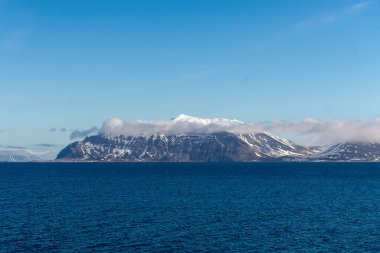 Yaz mevsiminde Svalbard 'da dağ ve buzullarla kutup manzarası