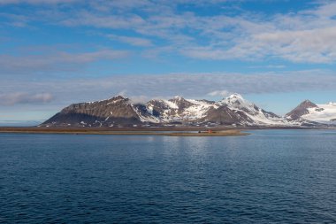 Yaz mevsiminde Svalbard 'da dağ ve buzullarla kutup manzarası