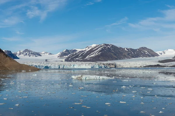 Paisagem Ártica Com Montanha Geleira Svalbard Verão — Fotografia de Stock