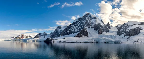 白天在斯瓦尔巴有高山的北极景观 — 图库照片