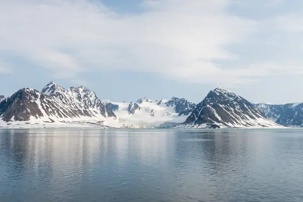 Arktiskt Landskap Med Fjäll Och Glaciär Svalbard Sommaren — Stockfoto