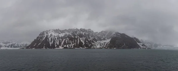 ノルウェーのスヴァールバルに山のある北極の風景 — ストック写真