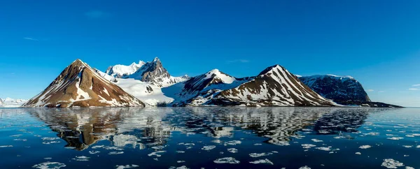 Paesaggio Artico Con Montagna Nelle Svalbard Giorno — Foto Stock