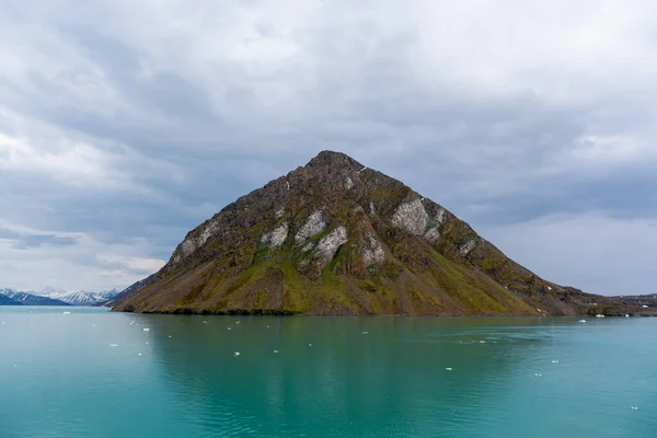 Yaz Mevsiminde Svalbard Dağ Buzullarla Kutup Manzarası — Stok fotoğraf