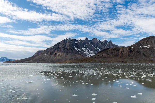 Sarkvidéki Táj Hegyekkel Gleccserekkel Svalbardon Nyáron — Stock Fotó