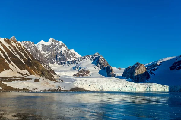 Paesaggio Artico Con Montagna Ghiacciaio Nelle Svalbard Estate — Foto Stock