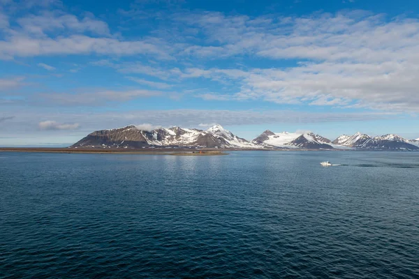 Арктический Ландшафт Горой Ледником Шпицбергене Летнее Время — стоковое фото