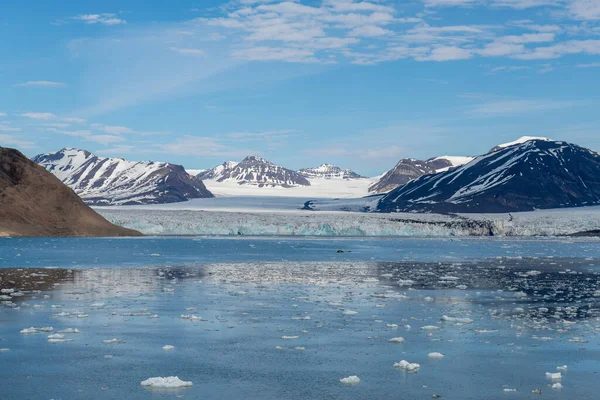 夏天斯瓦尔巴有高山和冰川的北极景观 — 图库照片