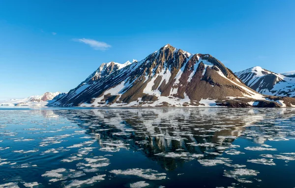 Αρκτικό Τοπίο Βουνό Στο Svalbard Κατά Διάρκεια Της Ημέρας — Φωτογραφία Αρχείου