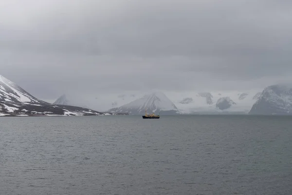 Экспедиционный Корабль Арктическом Море Шпицберген — стоковое фото