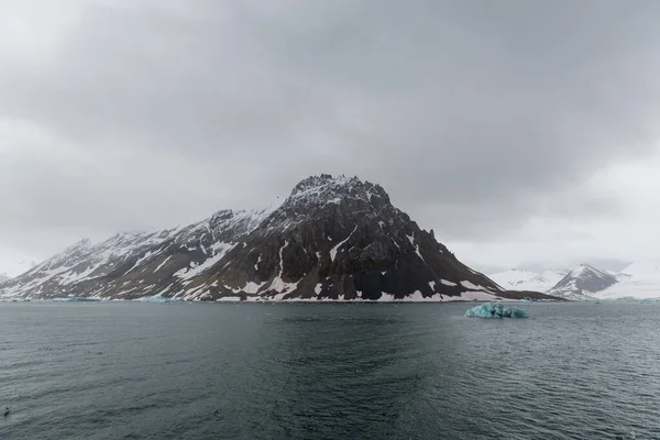Arktiskt Landskap Med Fjäll Svalbard Norge — Stockfoto