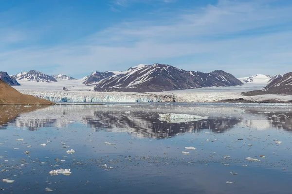 Paisagem Ártica Com Montanha Geleira Svalbard Verão — Fotografia de Stock