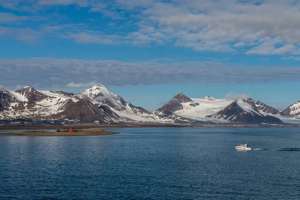 Arktiskt Landskap Med Fjäll Och Glaciär Svalbard Sommaren — Stockfoto