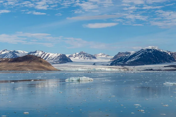 Арктичний Пейзаж Горою Льодовиком Шпіцберзі Літній Час — стокове фото